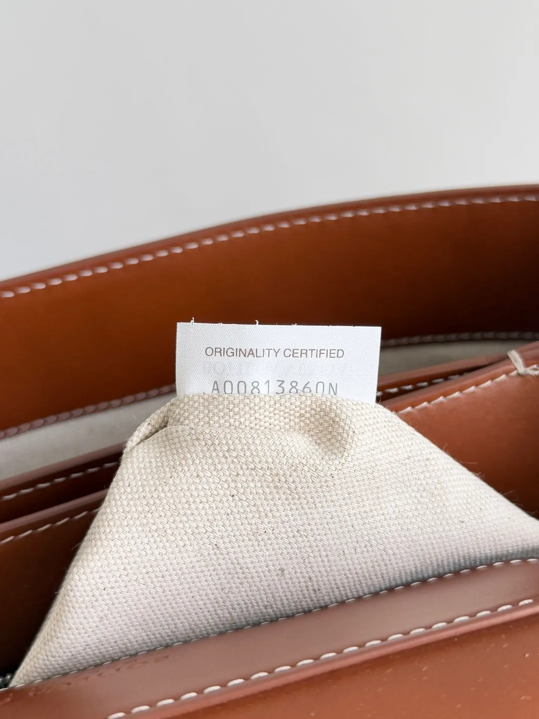 Batch 2460 BOTTEGA VENETA 2025 new men's ANDIAMO backpack Bottega Veneta's main recommendation is undoubtedly Andiamo. The first new favorite of 2025 is a men's splayed buckle bag. It can be seen that the designer has used many small ideas. The detachable cross-body strap is very convenient for elite office workers to carry their work diary. Reduce the burden on your hands when carrying office supplies. The interior is divided into two large compartments and a small zippered compartment. Unlike the women's model, the compartments here are not detachable. The fixed large single layer also makes it easier to pack lightly when going out to work and avoids the accumulation of too many small items. Style number: 807715 Size: 37*26*13cm